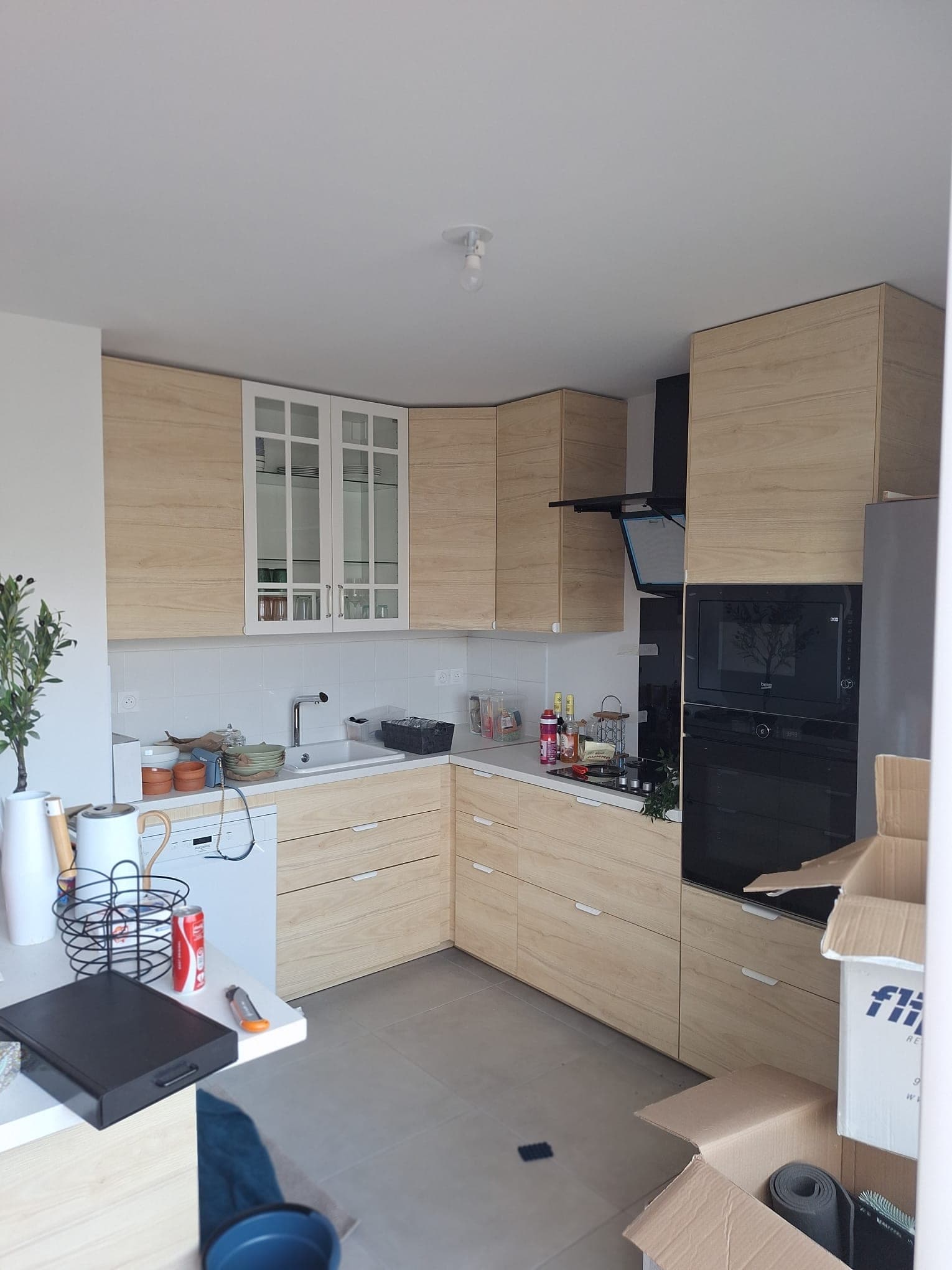 Cuisine chêne clair et colonne four posée par Menuiserie Beirouti