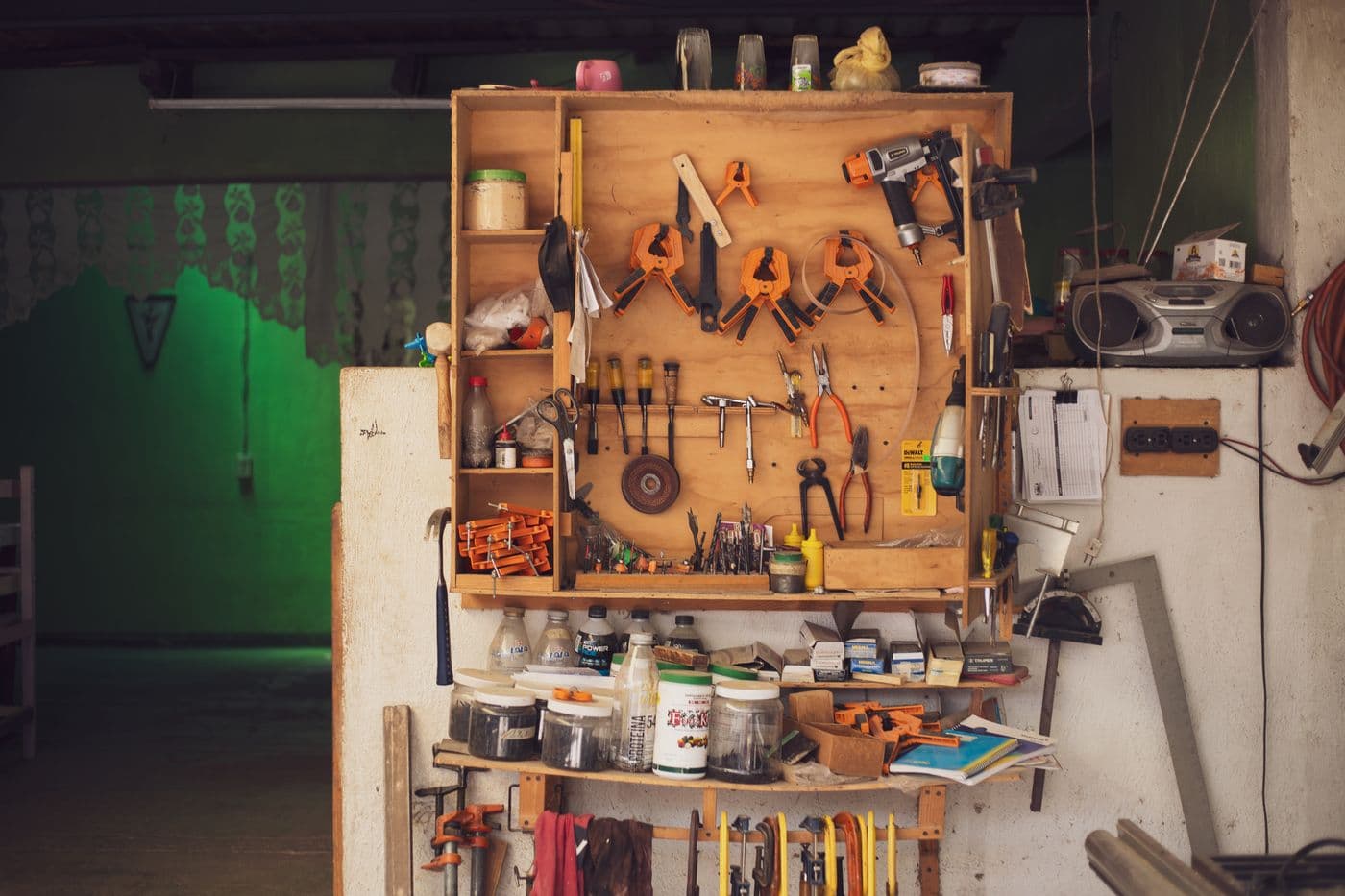 L'établi et les outils de l'atelier Beirouti à Rive-de-Gier